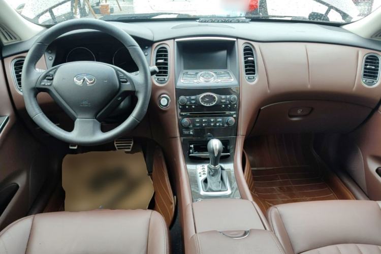 Used Infiniti QX50 2013 2.5L Two-Wheel-Drive Elegant Edition Center Console