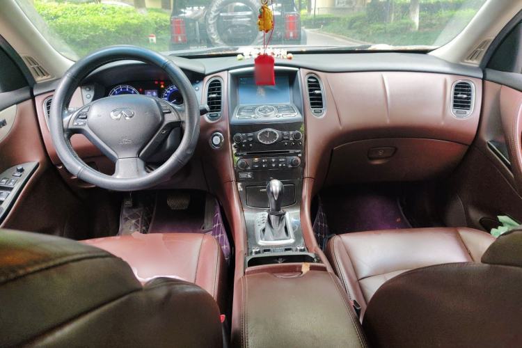 Used Infiniti QX50 2013 2.5L Two-Wheel-Drive Elegant Edition Center Console