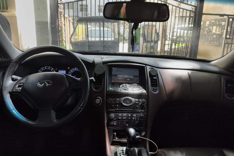 Used Infiniti QX50 2013 2.5L Two-Wheel-Drive Elegant Edition Center Console