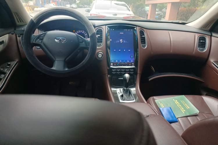 Used Infiniti QX50 2013 2.5L Two-Wheel-Drive Elegant Edition Center Console