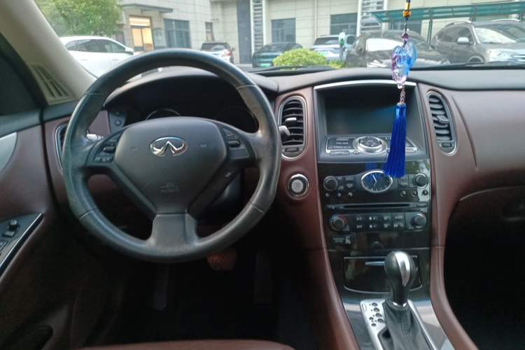 Used Infiniti QX50 2013 2.5L Two-Wheel-Drive Elegant Edition Center Console