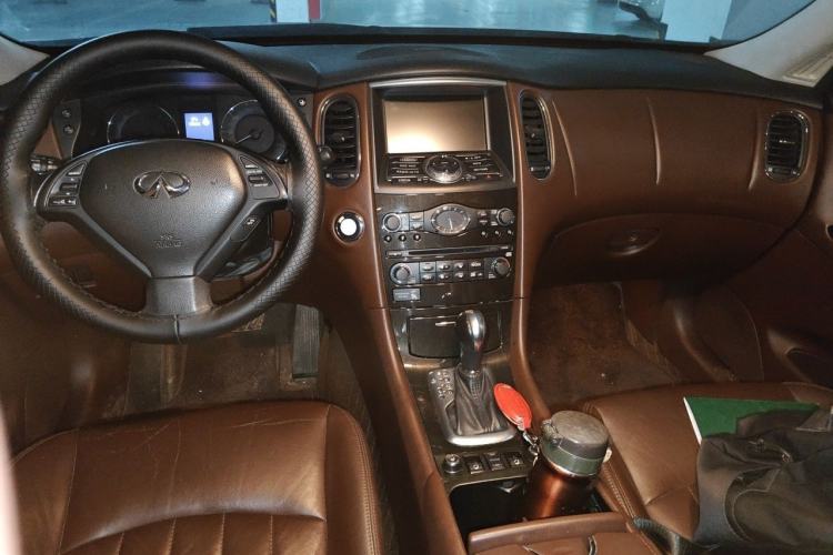 Used Infiniti QX50 2013 2.5L Two-Wheel-Drive Elegant Edition Center Console