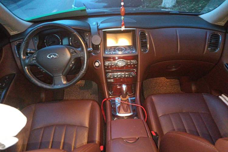 Used Infiniti QX50 2013 2.5L Two-Wheel-Drive Elegant Edition Center Console