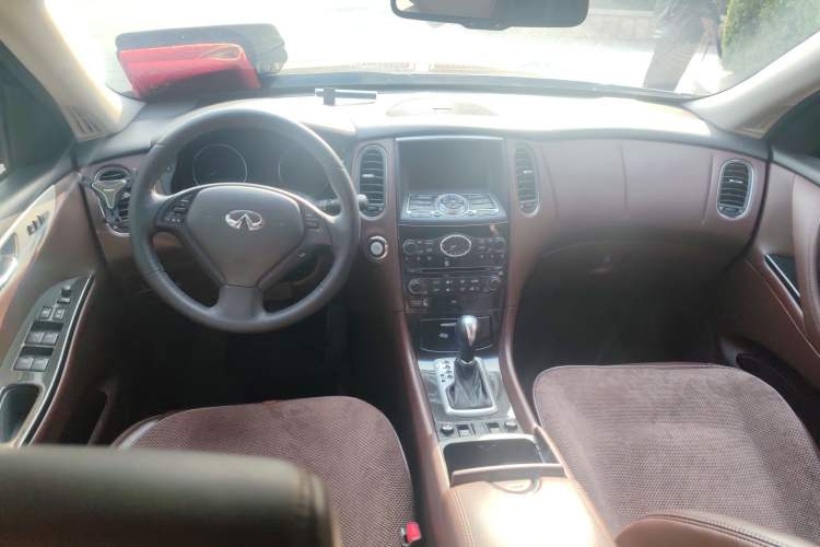 Used Infiniti QX50 2013 2.5L Two-Wheel-Drive Elegant Edition Center Console