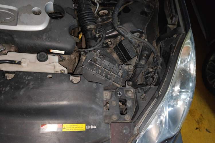 Used Infiniti QX50 2013 2.5L Two-Wheel-Drive Elegant Edition Engine Bay Left
