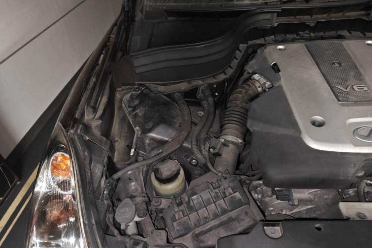 Used Infiniti QX50 2013 2.5L Two-Wheel-Drive Elegant Edition Engine Bay Right