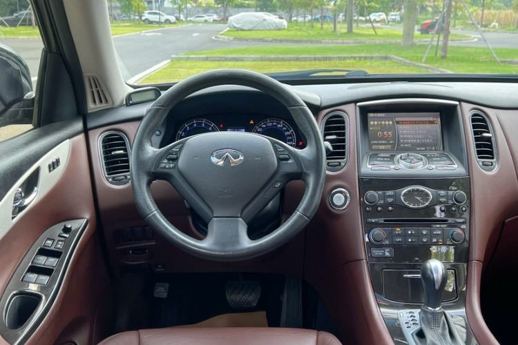 Used Infiniti QX50 2013 2.5L Two-Wheel-Drive Elegant Edition Interior 2