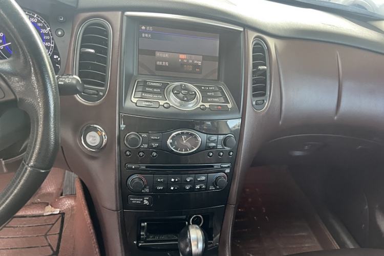 Used Infiniti QX50 2013 2.5L Two-Wheel-Drive Elegant Edition Interior 3