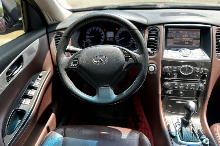 Used Infiniti QX50 2013 2.5L Two-Wheel-Drive Elegant Edition Interior 4