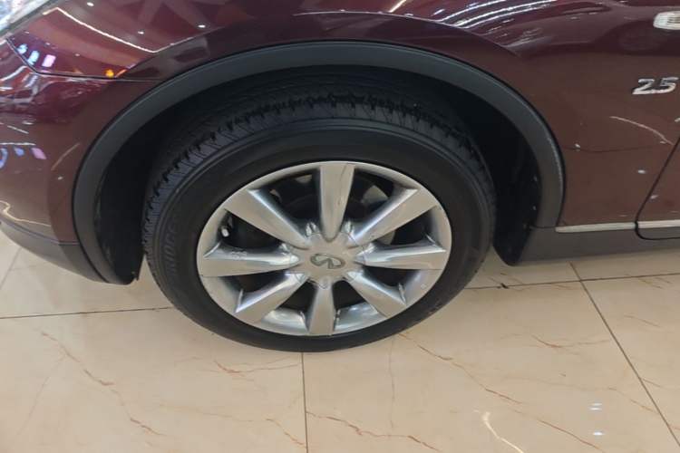 Used Infiniti QX50 2013 2.5L 4x4 Elegant Edition Left Front Wheel Hub