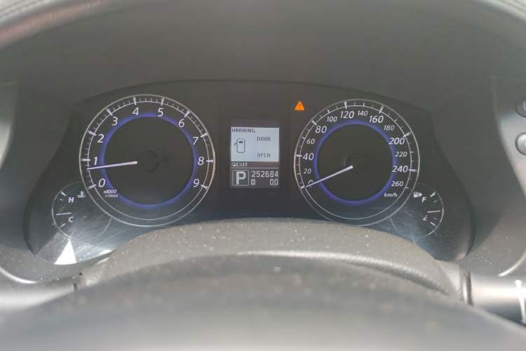 Used Infiniti QX50 2013 2.5L Two-Wheel-Drive Zunya Edition Odometer Close Up