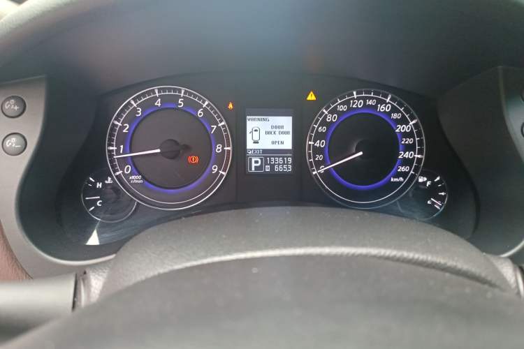 Used Infiniti QX50 2013 2.5L Two-Wheel-Drive Elegant Edition Odometer Close Up