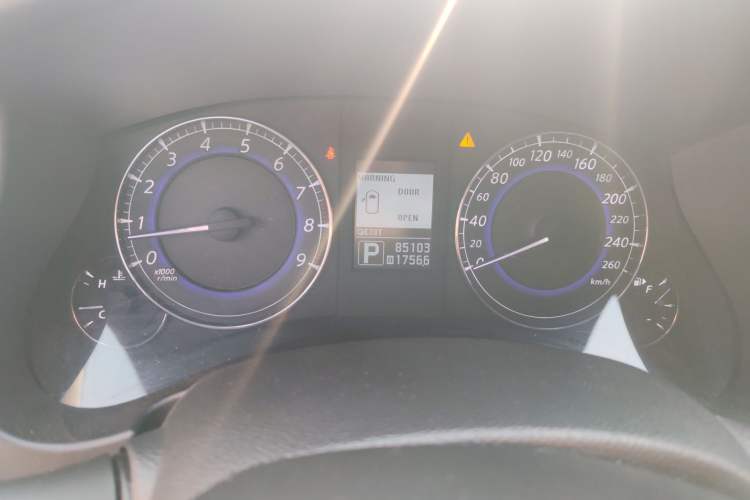 Used Infiniti QX50 2013 2.5L Two-Wheel-Drive Elegant Edition Odometer Close Up