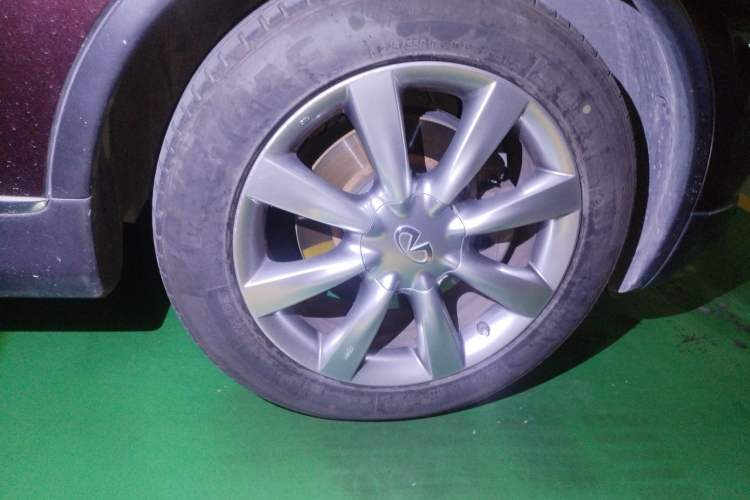 Used Infiniti QX50 2013 2.5L Two-Wheel-Drive Elegant Edition Right Front Wheel Hub