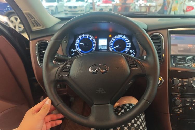 Used Infiniti QX50 2013 2.5L 4x4 Elegant Edition Steering Wheel