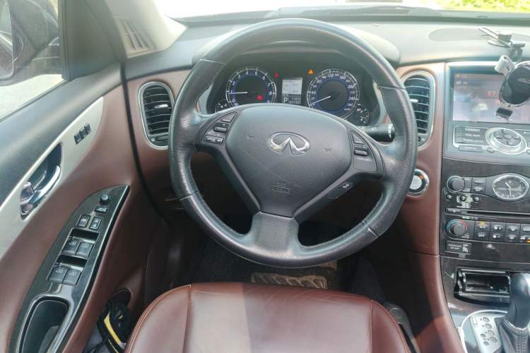 Used Infiniti QX50 2013 2.5L Two-Wheel-Drive Elegant Edition Steering Wheel
