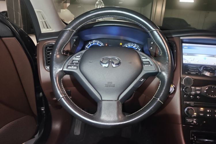 Used Infiniti QX50 2013 2.5L Two-Wheel-Drive Elegant Edition Steering Wheel