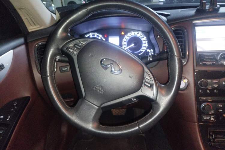 Used Infiniti QX50 2013 2.5L Two-Wheel-Drive Elegant Edition Steering Wheel