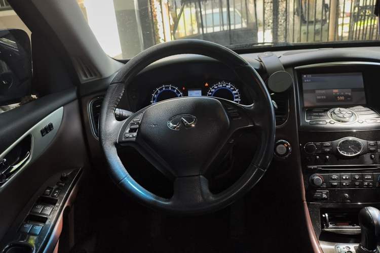 Used Infiniti QX50 2013 2.5L Two-Wheel-Drive Elegant Edition Steering Wheel