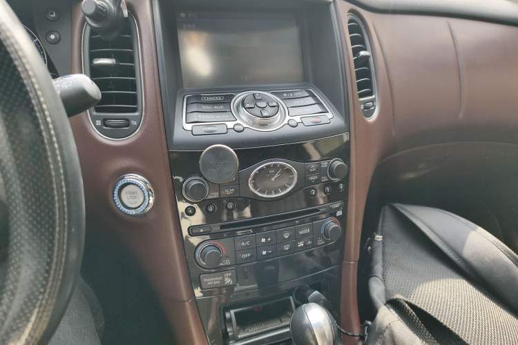 Used Infiniti QX50 2013 2.5L 4x4 Elegant Edition Audio And AC Panel