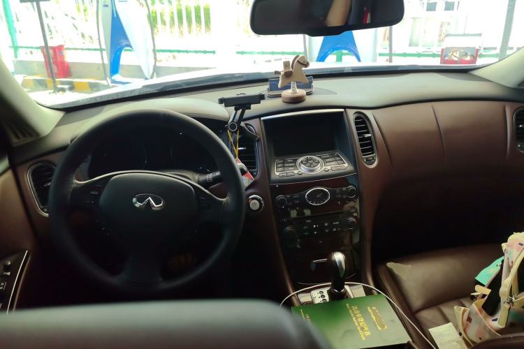 Used Infiniti QX50 2013 2.5L Two-Wheel-Drive Zunya Edition Center Console