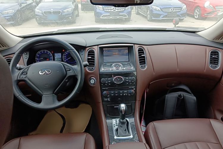 Used Infiniti QX50 2013 2.5L Two-Wheel-Drive Elegant Edition Center Console