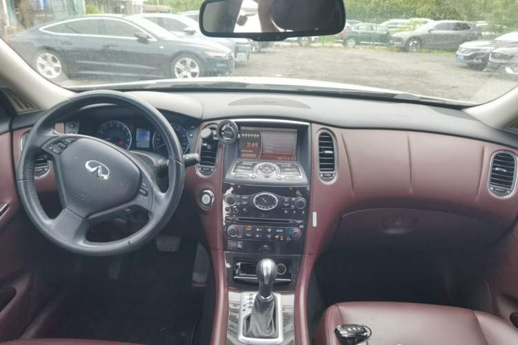 Used Infiniti QX50 2013 2.5L Two-Wheel-Drive Elegant Edition Center Console