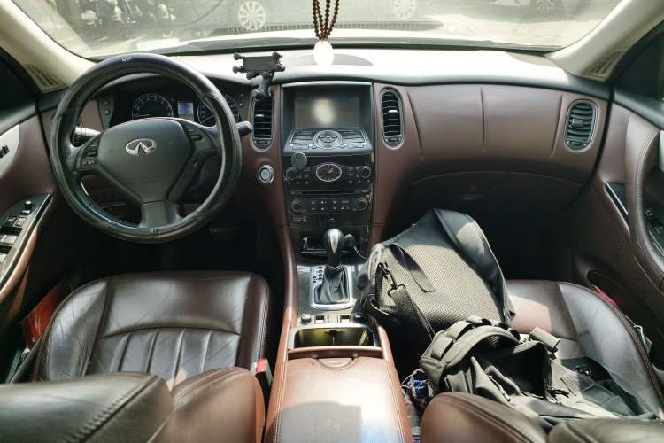 Used Infiniti QX50 2013 2.5L 4x4 Elegant Edition Center Console