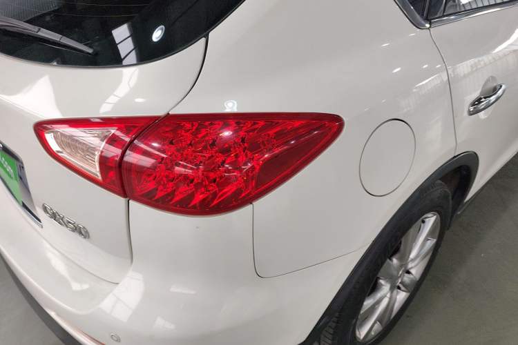 Used Infiniti QX50 2013 2.5L Two-Wheel-Drive Elegant Edition Exterior 2