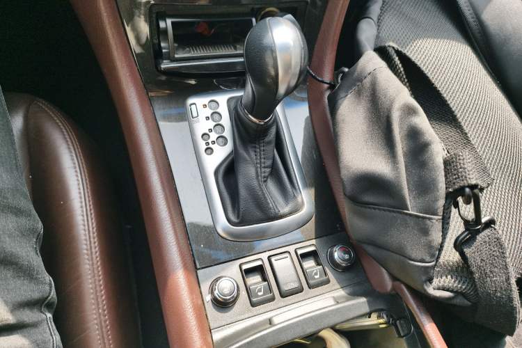 Used Infiniti QX50 2013 2.5L 4x4 Elegant Edition Gear Lever