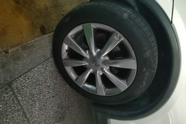 Used Infiniti QX50 2013 2.5L Two-Wheel-Drive Zunya Edition Left Front Wheel Hub
