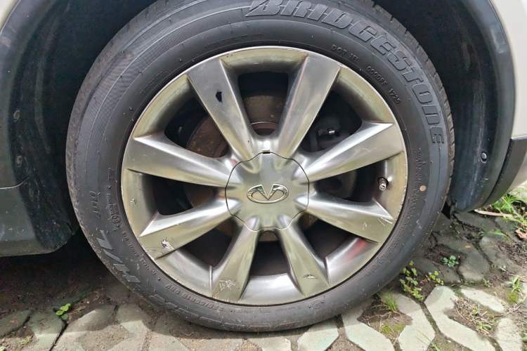Used Infiniti QX50 2013 2.5L Two-Wheel-Drive Zunya Edition Right Front Wheel Hub