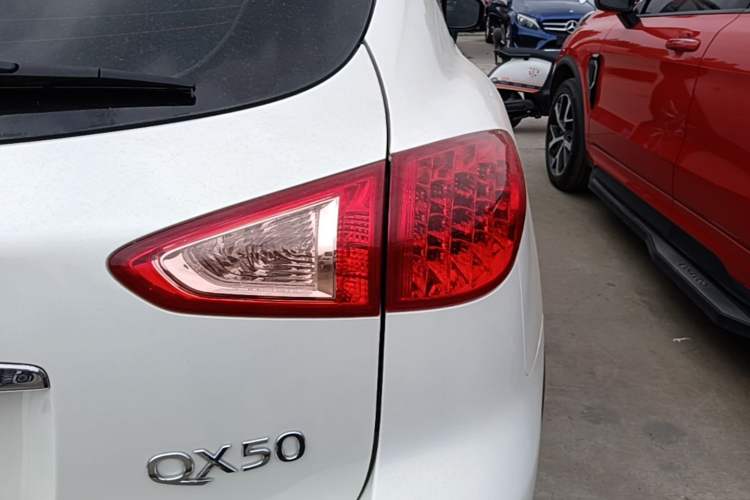 Used Infiniti QX50 2013 2.5L Two-Wheel-Drive Elegant Edition Right Rear Taillight