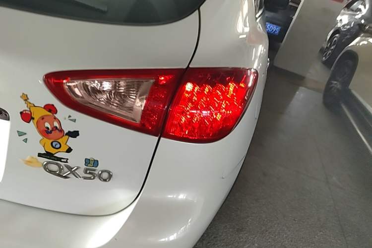 Used Infiniti QX50 2013 2.5L Two-Wheel-Drive Zunya Edition Right Rear Taillight