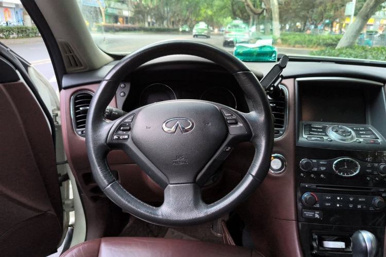 Used Infiniti QX50 2013 2.5L Two-Wheel-Drive Elegant Edition Steering Wheel