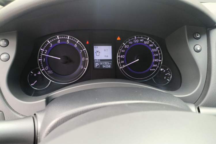 Used Infiniti QX50 2015 2.5L Comfort Edition Odometer Close Up