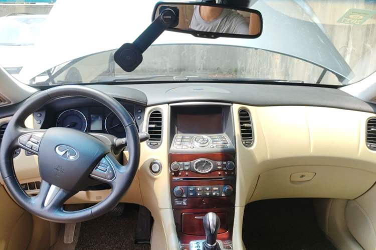 Used Infiniti QX50 2015 2.5L Deluxe Edition Center Console