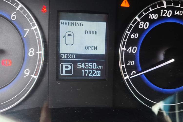 Used Infiniti QX50 2015 2.5L Deluxe Edition Odometer Close Up
