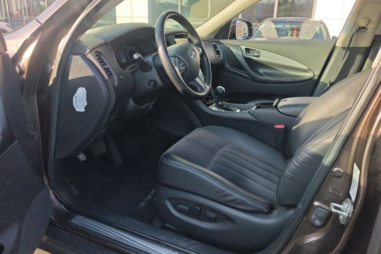 Used Infiniti QX50 2015 2.5L Comfort Edition Interior 3