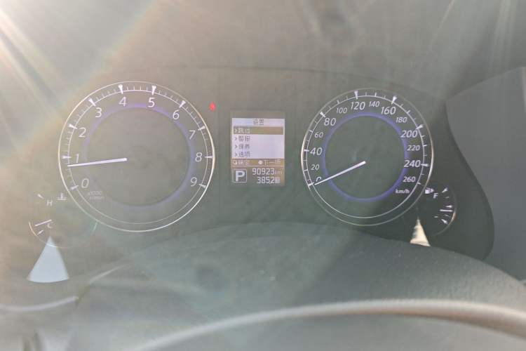 Used Infiniti QX50 2015 2.5L Comfort Edition Odometer Close Up