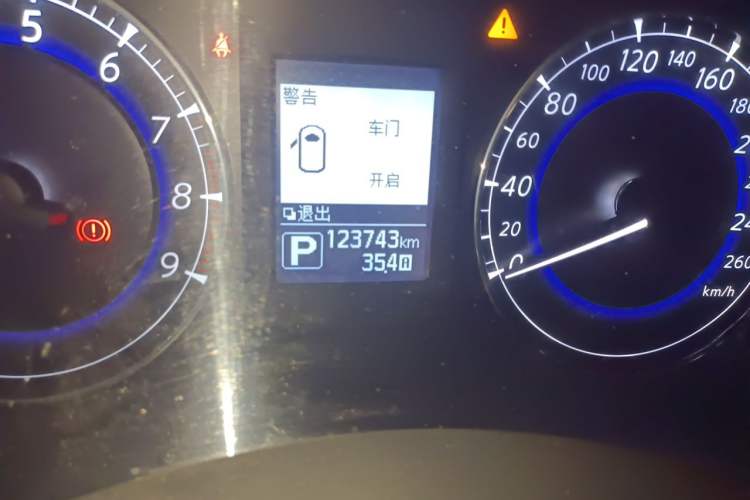 Used Infiniti QX50 2015 2.5L Enjoyment Edition Odometer Close Up