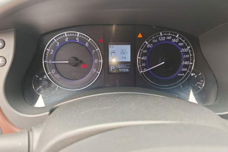 Used Infiniti QX50 2015 2.5L Luxury Edition Odometer Close Up
