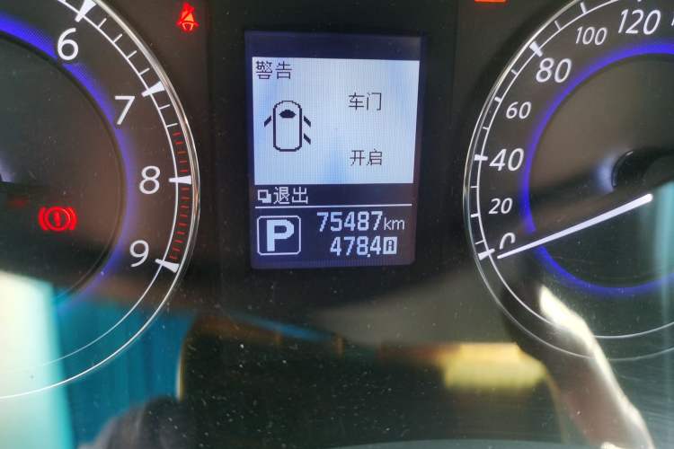 Used Infiniti QX50 2015 2.5L Comfort Edition Odometer Close Up
