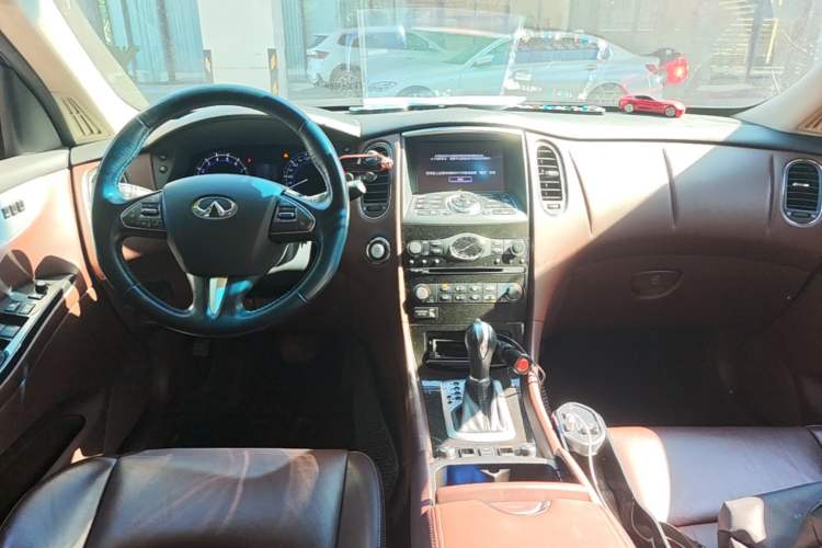 Used Infiniti QX50 2015 2.5L Luxury Edition Center Console