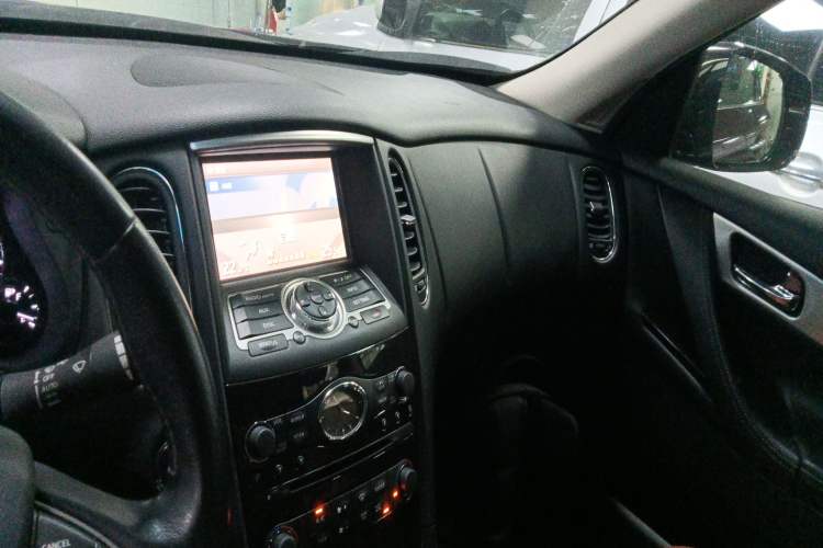 Used Infiniti QX50 2015 2.5L Comfort Edition Center Console