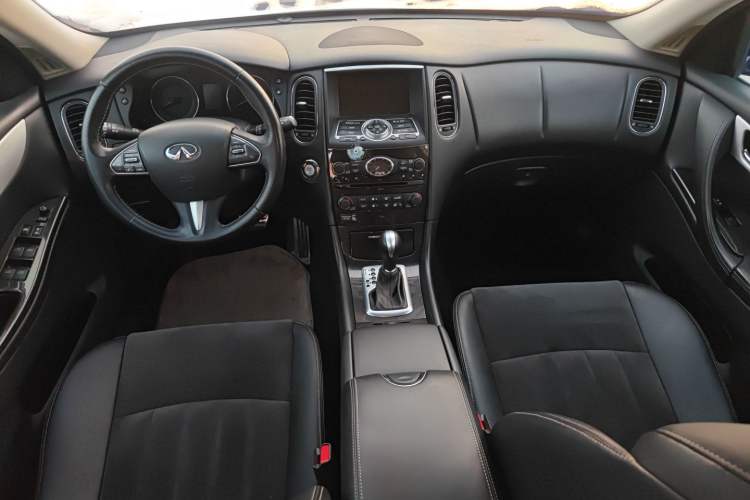 Used Infiniti QX50 2015 2.5L Comfort Edition Center Console