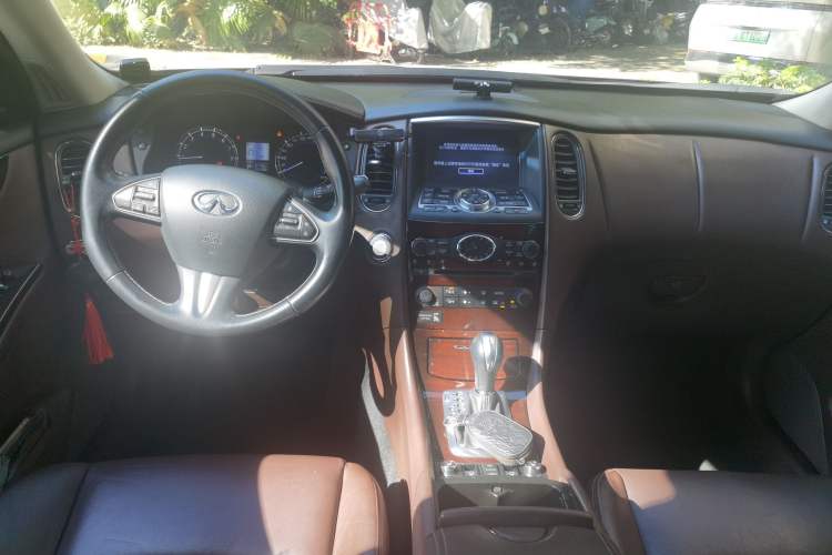 Used Infiniti QX50 2015 2.5L Deluxe Edition Center Console