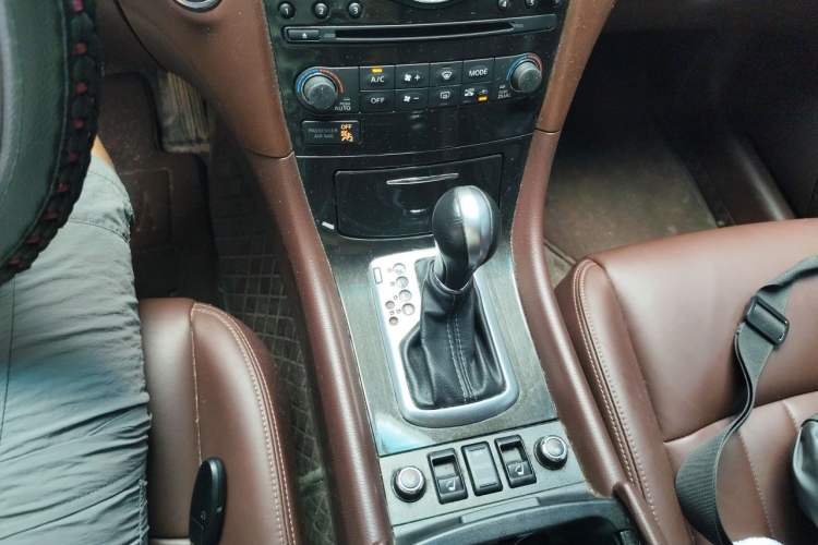 Used Infiniti QX50 2015 2.5L Enjoyment Edition Gear Lever