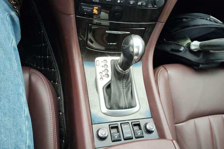 Used Infiniti QX50 2015 2.5L Enjoyment Edition Gear Lever