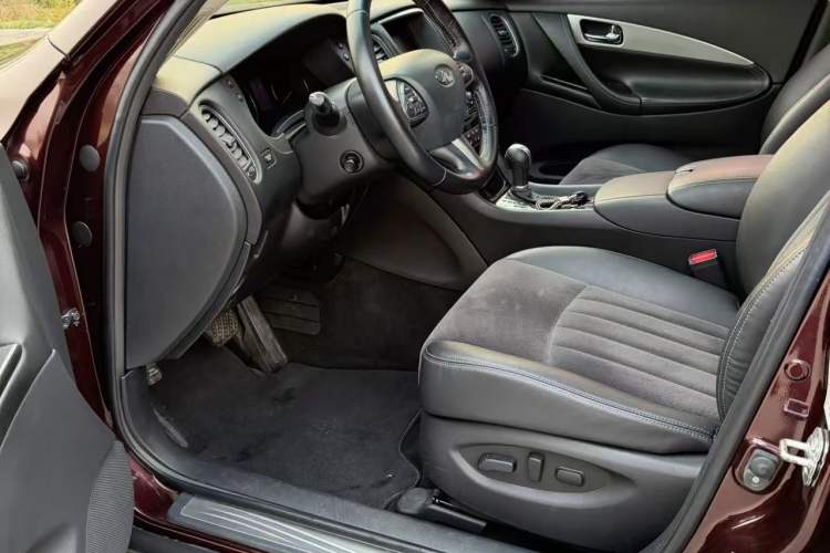Used Infiniti QX50 2015 2.5L Comfort Edition Interior 1